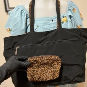 Reversible tote with pouch